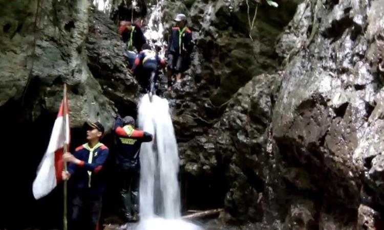 Air Terjun Baho Gamira via Kompas, 1. Museum Pusaka Nias, 2. Taman Ya’ahowu, 3. Pantai Miga, 4. Taman Doa Bunda Maria, 5. Goa Togi Ndrawa, 6. Pantai Laowomaru, 7. Muara Indah, 8. Pantai Hoya, 9. Air Terjun Humogo, 10. Air Terjun Baho Ndra, 11. Pegunungan Soarowiga, 12. Pemukiman Rumah Adat Tradisional, 13. Air Terjun Boho, 14. Wisata Rohani, 15. Air Terjun Baho Gamira, 16. Situs Batu Megalitik, 17. Mesin Percetakan Uang Nias, 18. Tugu Durian, 19. Tugu Peringatan Gempa