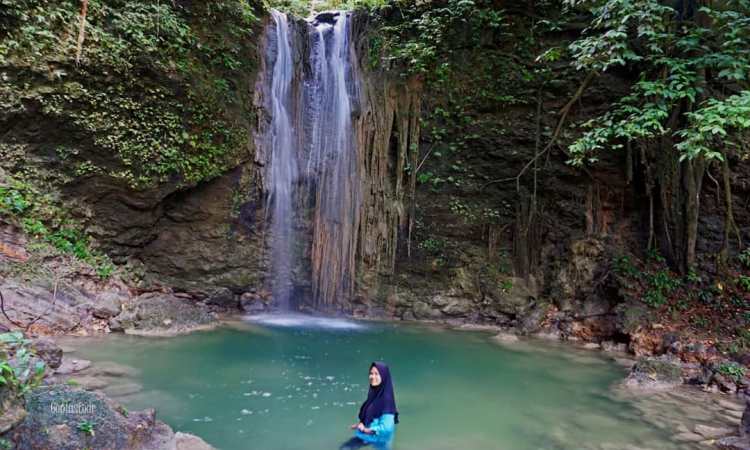 Air Terjun Baho Ndra via IG @goniastour, 1. Museum Pusaka Nias, 2. Taman Ya’ahowu, 3. Pantai Miga, 4. Taman Doa Bunda Maria, 5. Goa Togi Ndrawa, 6. Pantai Laowomaru, 7. Muara Indah, 8. Pantai Hoya, 9. Air Terjun Humogo, 10. Air Terjun Baho Ndra, 11. Pegunungan Soarowiga, 12. Pemukiman Rumah Adat Tradisional, 13. Air Terjun Boho, 14. Wisata Rohani, 15. Air Terjun Baho Gamira, 16. Situs Batu Megalitik, 17. Mesin Percetakan Uang Nias, 18. Tugu Durian, 19. Tugu Peringatan Gempa
