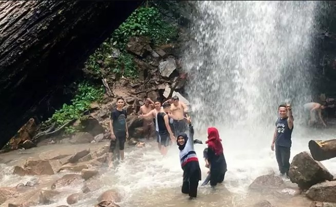 Air Terjun Batang Taye via IG @wiwideswarni26, 1. Air Terjun Palukahan, 2. Taman Ngalau Basurek, 3. Pasir Putih Silokek, 4. Air Terjun Batang Taye, 5. Telabang Sakti, 6. Lokomotif Uap, 7. Arung Jeram Sungai Batang Kuantan, 8. Danau Hijau Bukit Bual, 9. Pulau Andam Dewi, 10. Ngalau Talago, 11. Puncak Ngalau Posuak, 12. Sisawah, 13. Geopark Silokek, 14. Pincuran Tujuh, 15. Kolam Renang Calau, 16. Punak Jonjang Kambiang, 17. Simpang Tugu, 18. Kampung Adat Sijunjung