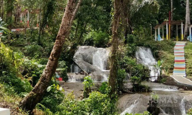 Air Terjun Humogo via Humas Gunungsitoli, 1. Museum Pusaka Nias, 2. Taman Ya’ahowu, 3. Pantai Miga, 4. Taman Doa Bunda Maria, 5. Goa Togi Ndrawa, 6. Pantai Laowomaru, 7. Muara Indah, 8. Pantai Hoya, 9. Air Terjun Humogo, 10. Air Terjun Baho Ndra, 11. Pegunungan Soarowiga, 12. Pemukiman Rumah Adat Tradisional, 13. Air Terjun Boho, 14. Wisata Rohani, 15. Air Terjun Baho Gamira, 16. Situs Batu Megalitik, 17. Mesin Percetakan Uang Nias, 18. Tugu Durian, 19. Tugu Peringatan Gempa