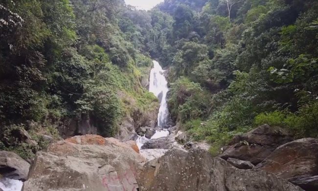 Air Terjun Sialogo via Youtube Berkelana02 - tempat wisata di Toba Samosir, 1. Bukit Tara Bunga, 2. Pantai Bul – Bul, 3. Air Terjun Simanimbo, 4. Air Terjun Situmurun, 5. Pantai Meat, 6. Jembatan Gantung Tornagodang, 7. Pantai Pakkodian, 8. Puncak Pakkodian, 9. Air Terjun Sialogo, 10. Sungai Saragi, 11. Bukit Paropo, 12. Air Terjun Natumika, 13. Gunung Pangulubao, 14. Bukit Pahoda, 15. Bukit Senyum, 16. Air Terjun Siboruon, 17. Gua Aek Buangan, 18. Pasar Balige, 19. Pasir Putih Parbaba, 20. Air Terjun Sigura – gura, 21. Museum TB Silalahi Center, 22. Monumen Raja Sonakmalela, 23. Pantai Agadon, 24. Taman Eden 100, 25. Bukit Dolok Tolong, 26. Tugu DI Panjaitan