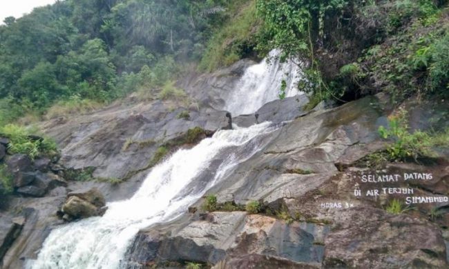 Air Terjun Simanimbo - tempat wisata di Toba Samosir, 1. Bukit Tara Bunga, 2. Pantai Bul – Bul, 3. Air Terjun Simanimbo, 4. Air Terjun Situmurun, 5. Pantai Meat, 6. Jembatan Gantung Tornagodang, 7. Pantai Pakkodian, 8. Puncak Pakkodian, 9. Air Terjun Sialogo, 10. Sungai Saragi, 11. Bukit Paropo, 12. Air Terjun Natumika, 13. Gunung Pangulubao, 14. Bukit Pahoda, 15. Bukit Senyum, 16. Air Terjun Siboruon, 17. Gua Aek Buangan, 18. Pasar Balige, 19. Pasir Putih Parbaba, 20. Air Terjun Sigura – gura, 21. Museum TB Silalahi Center, 22. Monumen Raja Sonakmalela, 23. Pantai Agadon, 24. Taman Eden 100, 25. Bukit Dolok Tolong, 26. Tugu DI Panjaitan