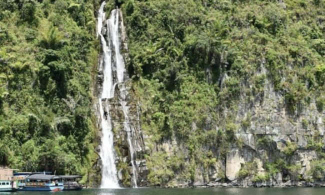 Air Terjun Situmurun - tempat wisata di Toba Samosir, 1. Bukit Tara Bunga, 2. Pantai Bul – Bul, 3. Air Terjun Simanimbo, 4. Air Terjun Situmurun, 5. Pantai Meat, 6. Jembatan Gantung Tornagodang, 7. Pantai Pakkodian, 8. Puncak Pakkodian, 9. Air Terjun Sialogo, 10. Sungai Saragi, 11. Bukit Paropo, 12. Air Terjun Natumika, 13. Gunung Pangulubao, 14. Bukit Pahoda, 15. Bukit Senyum, 16. Air Terjun Siboruon, 17. Gua Aek Buangan, 18. Pasar Balige, 19. Pasir Putih Parbaba, 20. Air Terjun Sigura – gura, 21. Museum TB Silalahi Center, 22. Monumen Raja Sonakmalela, 23. Pantai Agadon, 24. Taman Eden 100, 25. Bukit Dolok Tolong, 26. Tugu DI Panjaitan