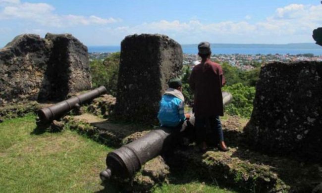 Benteng SimareMare via Daerahwisata, 1. Pulau Poncan Ketek, 2. Pulau Poncan Gadang, 3. Pulau Pasir Putih, 4. Pantai Pandan, 5. Pantai Bosur, 6. Pulau Mursala, 7. Pulau Putri, 8. Pantai Indah Kalangan, 9. Batu Lobang, 10. Bukit Ketapang, 11. Bukit Tor Simarbarimbing, 12. Jembatan Kuning, 13. Tangga Seratus, 14. Benteng SimareMare, 15. Kuliner Ikan Bakar Fukong, 16. Pantai Ujung, 17. Pulau Sarudik, 18. Pulau Bangke, 19. Pantai Pelabuhan Lama, 20. Pantai Wisata Indah, 21. Sibolga Square, 22. Pulau Kalimantung, 23. W2KS Waterpark Sibolga, 24. PIA Waterpark