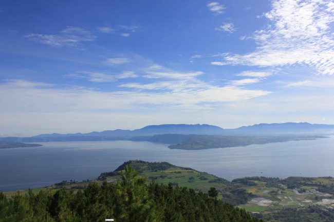 Bukit Dolok Tolong, 1. Bukit Tara Bunga, 2. Pantai Bul – Bul, 3. Air Terjun Simanimbo, 4. Air Terjun Situmurun, 5. Pantai Meat, 6. Jembatan Gantung Tornagodang, 7. Pantai Pakkodian, 8. Puncak Pakkodian, 9. Air Terjun Sialogo, 10. Sungai Saragi, 11. Bukit Paropo, 12. Air Terjun Natumika, 13. Gunung Pangulubao, 14. Bukit Pahoda, 15. Bukit Senyum, 16. Air Terjun Siboruon, 17. Gua Aek Buangan, 18. Pasar Balige, 19. Pasir Putih Parbaba, 20. Air Terjun Sigura – gura, 21. Museum TB Silalahi Center, 22. Monumen Raja Sonakmalela, 23. Pantai Agadon, 24. Taman Eden 100, 25. Bukit Dolok Tolong, 26. Tugu DI Panjaitan