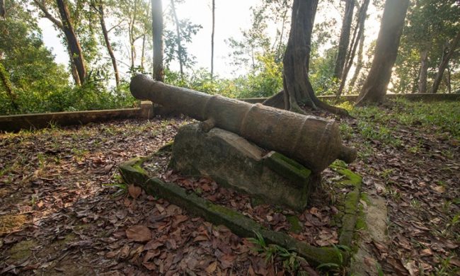 Bukit Ketapang, 1. Pulau Poncan Ketek, 2. Pulau Poncan Gadang, 3. Pulau Pasir Putih, 4. Pantai Pandan, 5. Pantai Bosur, 6. Pulau Mursala, 7. Pulau Putri, 8. Pantai Indah Kalangan, 9. Batu Lobang, 10. Bukit Ketapang, 11. Bukit Tor Simarbarimbing, 12. Jembatan Kuning, 13. Tangga Seratus, 14. Benteng SimareMare, 15. Kuliner Ikan Bakar Fukong, 16. Pantai Ujung, 17. Pulau Sarudik, 18. Pulau Bangke, 19. Pantai Pelabuhan Lama, 20. Pantai Wisata Indah, 21. Sibolga Square, 22. Pulau Kalimantung, 23. W2KS Waterpark Sibolga, 24. PIA Waterpark