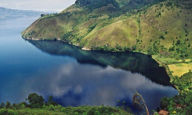 Bukit Senyum, 1. Bukit Tara Bunga, 2. Pantai Bul – Bul, 3. Air Terjun Simanimbo, 4. Air Terjun Situmurun, 5. Pantai Meat, 6. Jembatan Gantung Tornagodang, 7. Pantai Pakkodian, 8. Puncak Pakkodian, 9. Air Terjun Sialogo, 10. Sungai Saragi, 11. Bukit Paropo, 12. Air Terjun Natumika, 13. Gunung Pangulubao, 14. Bukit Pahoda, 15. Bukit Senyum, 16. Air Terjun Siboruon, 17. Gua Aek Buangan, 18. Pasar Balige, 19. Pasir Putih Parbaba, 20. Air Terjun Sigura – gura, 21. Museum TB Silalahi Center, 22. Monumen Raja Sonakmalela, 23. Pantai Agadon, 24. Taman Eden 100, 25. Bukit Dolok Tolong, 26. Tugu DI Panjaitan