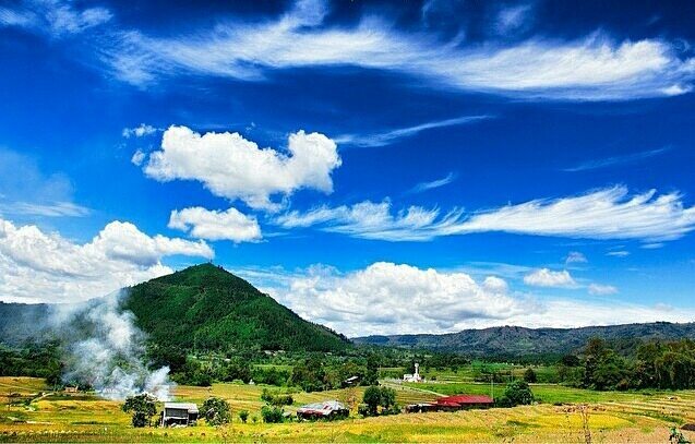 Bukit Tara Bunga via IG @roymanik78 - tempat wisata di Toba Samosir, 1. Bukit Tara Bunga, 2. Pantai Bul – Bul, 3. Air Terjun Simanimbo, 4. Air Terjun Situmurun, 5. Pantai Meat, 6. Jembatan Gantung Tornagodang, 7. Pantai Pakkodian, 8. Puncak Pakkodian, 9. Air Terjun Sialogo, 10. Sungai Saragi, 11. Bukit Paropo, 12. Air Terjun Natumika, 13. Gunung Pangulubao, 14. Bukit Pahoda, 15. Bukit Senyum, 16. Air Terjun Siboruon, 17. Gua Aek Buangan, 18. Pasar Balige, 19. Pasir Putih Parbaba, 20. Air Terjun Sigura – gura, 21. Museum TB Silalahi Center, 22. Monumen Raja Sonakmalela, 23. Pantai Agadon, 24. Taman Eden 100, 25. Bukit Dolok Tolong, 26. Tugu DI Panjaitan