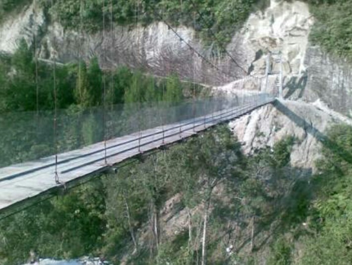 Jembatan Gantung Tornagodang - tempat wisata di Toba Samosir, 1. Bukit Tara Bunga, 2. Pantai Bul – Bul, 3. Air Terjun Simanimbo, 4. Air Terjun Situmurun, 5. Pantai Meat, 6. Jembatan Gantung Tornagodang, 7. Pantai Pakkodian, 8. Puncak Pakkodian, 9. Air Terjun Sialogo, 10. Sungai Saragi, 11. Bukit Paropo, 12. Air Terjun Natumika, 13. Gunung Pangulubao, 14. Bukit Pahoda, 15. Bukit Senyum, 16. Air Terjun Siboruon, 17. Gua Aek Buangan, 18. Pasar Balige, 19. Pasir Putih Parbaba, 20. Air Terjun Sigura – gura, 21. Museum TB Silalahi Center, 22. Monumen Raja Sonakmalela, 23. Pantai Agadon, 24. Taman Eden 100, 25. Bukit Dolok Tolong, 26. Tugu DI Panjaitan