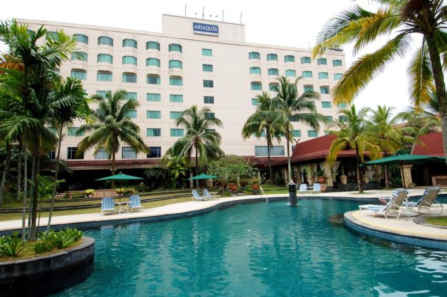Kolam Renang Hotel Aryaduta