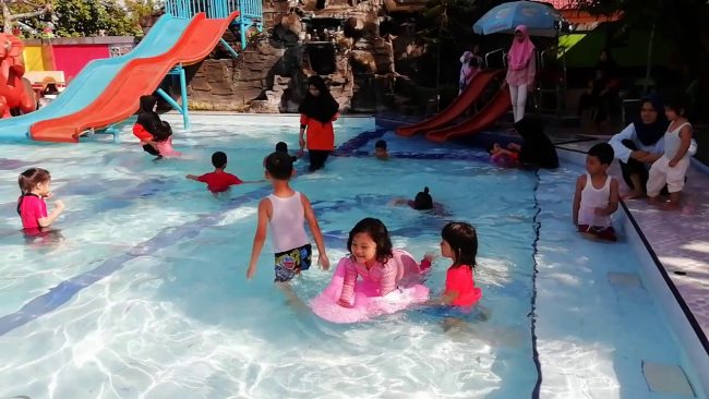 Kolam Renang Pelangi Darma via Youtube