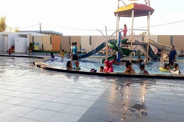 Kolam Renang Puri Selebriti, 1. Waterpark Top 100 Batu Aji, 2. Kolam Renang Palm Spring, 3. Kolam Renang Yonif, 4. Kolam Renang Harris Resort Batam Waterfront, 5. Kolam Renang Turi Beach Resort, 6. Kolam Renang Montigo Resort Batam, 7. Waterpark Ocarina, 8. Waterpark Taman Dutamas, 9. Kolam Renang Sukajadi, 10. Kolam Renang Harmoni One Convention Hotel, 11. Kolam Renang Puri Selebriti, 12. Batam Water Park, 13. Waterboom Dreamland, 14. Kolam Renang Shangri-La Swimming Pool Batam, 15. Kolam Renang Orchid Park Batam, 16. Pool A Central Batam, 17. Costarica Club House, 18. Kolam Renang Harapan Utama Swimming Pool, 19. Kolam Renang G Club Royal Grande, 20. Kolam Renang KDA, 21. Club House Tunas Regency, 22. Kolam Renang Purimas Residence, 23. Kolam Renang Taman Lestari, 24. Kolam Renang Family Park Batam, 25. Beverly Swimming Pool, 26. Kolam Renang Perum Marbella
