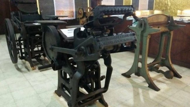 Mesin Percetakan Uang Nias via Tribunnews, 1. Museum Pusaka Nias, 2. Taman Ya’ahowu, 3. Pantai Miga, 4. Taman Doa Bunda Maria, 5. Goa Togi Ndrawa, 6. Pantai Laowomaru, 7. Muara Indah, 8. Pantai Hoya, 9. Air Terjun Humogo, 10. Air Terjun Baho Ndra, 11. Pegunungan Soarowiga, 12. Pemukiman Rumah Adat Tradisional, 13. Air Terjun Boho, 14. Wisata Rohani, 15. Air Terjun Baho Gamira, 16. Situs Batu Megalitik, 17. Mesin Percetakan Uang Nias, 18. Tugu Durian, 19. Tugu Peringatan Gempa