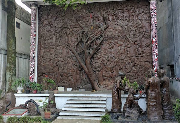 Monumen Raja Sonakmalela via IG @Batakgaul, 1. Bukit Tara Bunga, 2. Pantai Bul – Bul, 3. Air Terjun Simanimbo, 4. Air Terjun Situmurun, 5. Pantai Meat, 6. Jembatan Gantung Tornagodang, 7. Pantai Pakkodian, 8. Puncak Pakkodian, 9. Air Terjun Sialogo, 10. Sungai Saragi, 11. Bukit Paropo, 12. Air Terjun Natumika, 13. Gunung Pangulubao, 14. Bukit Pahoda, 15. Bukit Senyum, 16. Air Terjun Siboruon, 17. Gua Aek Buangan, 18. Pasar Balige, 19. Pasir Putih Parbaba, 20. Air Terjun Sigura – gura, 21. Museum TB Silalahi Center, 22. Monumen Raja Sonakmalela, 23. Pantai Agadon, 24. Taman Eden 100, 25. Bukit Dolok Tolong, 26. Tugu DI Panjaitan