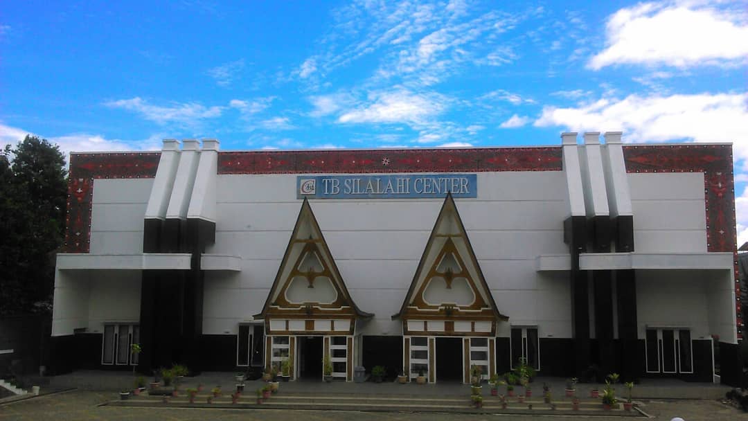 Museum TB Silalahi Center via IG @liylian, 1. Bukit Tara Bunga, 2. Pantai Bul – Bul, 3. Air Terjun Simanimbo, 4. Air Terjun Situmurun, 5. Pantai Meat, 6. Jembatan Gantung Tornagodang, 7. Pantai Pakkodian, 8. Puncak Pakkodian, 9. Air Terjun Sialogo, 10. Sungai Saragi, 11. Bukit Paropo, 12. Air Terjun Natumika, 13. Gunung Pangulubao, 14. Bukit Pahoda, 15. Bukit Senyum, 16. Air Terjun Siboruon, 17. Gua Aek Buangan, 18. Pasar Balige, 19. Pasir Putih Parbaba, 20. Air Terjun Sigura – gura, 21. Museum TB Silalahi Center, 22. Monumen Raja Sonakmalela, 23. Pantai Agadon, 24. Taman Eden 100, 25. Bukit Dolok Tolong, 26. Tugu DI Panjaitan