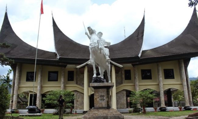Museum Tuanku Imam Bonjol via mediadakwah, 1. Puncak Tonang, 2. Gunung Talamau, 3. Air Terjun Batang Nango, 4. Pantai Sasak, 5. Monument Equator, 6. Museum Tuanku Imam Bonjol, 7. Air Terjun Caracai, 8. Bukik Tujuah, 9. Taman Wisata Alam Rimbo Panti, 10. Ikan Banyak Lubuak Bonta, 11. Pusat Kota Lubuk Sikaping, 12. Wisata Bayang Aia