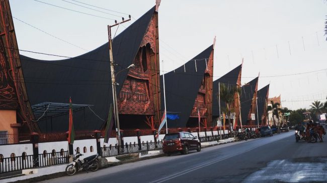 Pasar Balige via Ig @jerryroger, 1. Bukit Tara Bunga, 2. Pantai Bul – Bul, 3. Air Terjun Simanimbo, 4. Air Terjun Situmurun, 5. Pantai Meat, 6. Jembatan Gantung Tornagodang, 7. Pantai Pakkodian, 8. Puncak Pakkodian, 9. Air Terjun Sialogo, 10. Sungai Saragi, 11. Bukit Paropo, 12. Air Terjun Natumika, 13. Gunung Pangulubao, 14. Bukit Pahoda, 15. Bukit Senyum, 16. Air Terjun Siboruon, 17. Gua Aek Buangan, 18. Pasar Balige, 19. Pasir Putih Parbaba, 20. Air Terjun Sigura – gura, 21. Museum TB Silalahi Center, 22. Monumen Raja Sonakmalela, 23. Pantai Agadon, 24. Taman Eden 100, 25. Bukit Dolok Tolong, 26. Tugu DI Panjaitan