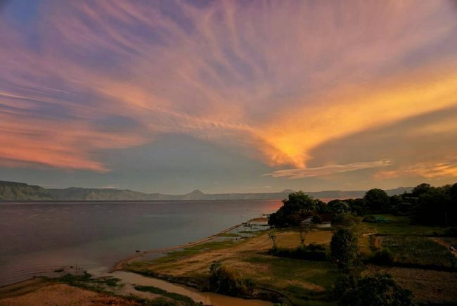 Pasir Putih Parbaba via IG @aiu_tiwit, 1. Bukit Tara Bunga, 2. Pantai Bul – Bul, 3. Air Terjun Simanimbo, 4. Air Terjun Situmurun, 5. Pantai Meat, 6. Jembatan Gantung Tornagodang, 7. Pantai Pakkodian, 8. Puncak Pakkodian, 9. Air Terjun Sialogo, 10. Sungai Saragi, 11. Bukit Paropo, 12. Air Terjun Natumika, 13. Gunung Pangulubao, 14. Bukit Pahoda, 15. Bukit Senyum, 16. Air Terjun Siboruon, 17. Gua Aek Buangan, 18. Pasar Balige, 19. Pasir Putih Parbaba, 20. Air Terjun Sigura – gura, 21. Museum TB Silalahi Center, 22. Monumen Raja Sonakmalela, 23. Pantai Agadon, 24. Taman Eden 100, 25. Bukit Dolok Tolong, 26. Tugu DI Panjaitan