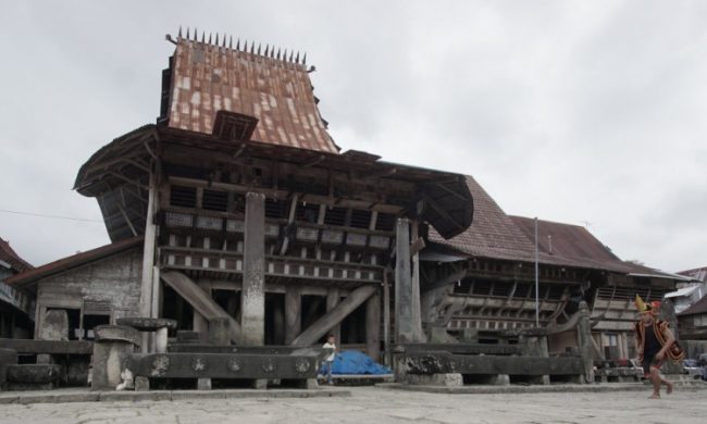 Pemukiman Rumah Adat Tradisional via Pesona Travel, 1. Museum Pusaka Nias, 2. Taman Ya’ahowu, 3. Pantai Miga, 4. Taman Doa Bunda Maria, 5. Goa Togi Ndrawa, 6. Pantai Laowomaru, 7. Muara Indah, 8. Pantai Hoya, 9. Air Terjun Humogo, 10. Air Terjun Baho Ndra, 11. Pegunungan Soarowiga, 12. Pemukiman Rumah Adat Tradisional, 13. Air Terjun Boho, 14. Wisata Rohani, 15. Air Terjun Baho Gamira, 16. Situs Batu Megalitik, 17. Mesin Percetakan Uang Nias, 18. Tugu Durian, 19. Tugu Peringatan Gempa