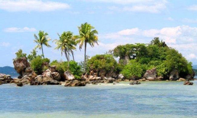 Pulau Bangke, 1. Pulau Poncan Ketek, 2. Pulau Poncan Gadang, 3. Pulau Pasir Putih, 4. Pantai Pandan, 5. Pantai Bosur, 6. Pulau Mursala, 7. Pulau Putri, 8. Pantai Indah Kalangan, 9. Batu Lobang, 10. Bukit Ketapang, 11. Bukit Tor Simarbarimbing, 12. Jembatan Kuning, 13. Tangga Seratus, 14. Benteng SimareMare, 15. Kuliner Ikan Bakar Fukong, 16. Pantai Ujung, 17. Pulau Sarudik, 18. Pulau Bangke, 19. Pantai Pelabuhan Lama, 20. Pantai Wisata Indah, 21. Sibolga Square, 22. Pulau Kalimantung, 23. W2KS Waterpark Sibolga, 24. PIA Waterpark