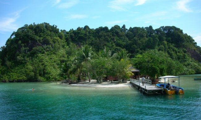 Pulau Poncan Gadang, 1. Pulau Poncan Ketek, 2. Pulau Poncan Gadang, 3. Pulau Pasir Putih, 4. Pantai Pandan, 5. Pantai Bosur, 6. Pulau Mursala, 7. Pulau Putri, 8. Pantai Indah Kalangan, 9. Batu Lobang, 10. Bukit Ketapang, 11. Bukit Tor Simarbarimbing, 12. Jembatan Kuning, 13. Tangga Seratus, 14. Benteng SimareMare, 15. Kuliner Ikan Bakar Fukong, 16. Pantai Ujung, 17. Pulau Sarudik, 18. Pulau Bangke, 19. Pantai Pelabuhan Lama, 20. Pantai Wisata Indah, 21. Sibolga Square, 22. Pulau Kalimantung, 23. W2KS Waterpark Sibolga, 24. PIA Waterpark