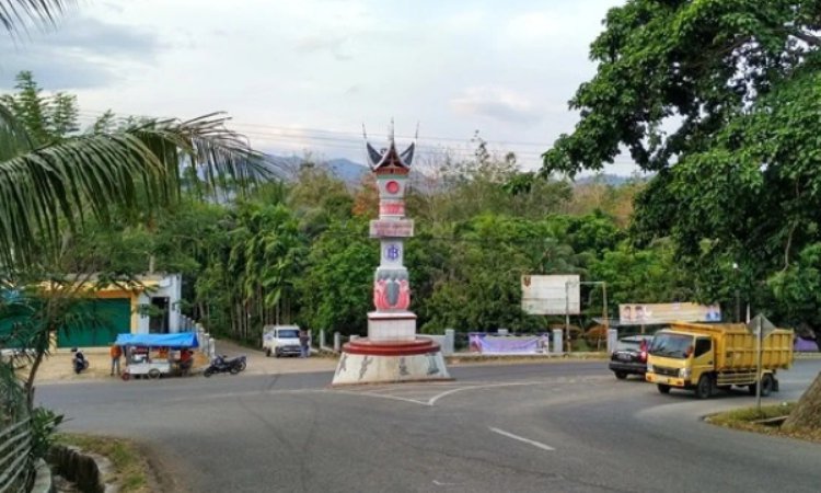 Simpang Tugu, 1. Air Terjun Palukahan, 2. Taman Ngalau Basurek, 3. Pasir Putih Silokek, 4. Air Terjun Batang Taye, 5. Telabang Sakti, 6. Lokomotif Uap, 7. Arung Jeram Sungai Batang Kuantan, 8. Danau Hijau Bukit Bual, 9. Pulau Andam Dewi, 10. Ngalau Talago, 11. Puncak Ngalau Posuak, 12. Sisawah, 13. Geopark Silokek, 14. Pincuran Tujuh, 15. Kolam Renang Calau, 16. Punak Jonjang Kambiang, 17. Simpang Tugu, 18. Kampung Adat Sijunjung
