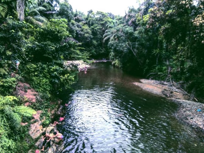 Sungai Saragi via IG @exploretobasa - tempat wisata di Toba Samosir, 1. Bukit Tara Bunga, 2. Pantai Bul – Bul, 3. Air Terjun Simanimbo, 4. Air Terjun Situmurun, 5. Pantai Meat, 6. Jembatan Gantung Tornagodang, 7. Pantai Pakkodian, 8. Puncak Pakkodian, 9. Air Terjun Sialogo, 10. Sungai Saragi, 11. Bukit Paropo, 12. Air Terjun Natumika, 13. Gunung Pangulubao, 14. Bukit Pahoda, 15. Bukit Senyum, 16. Air Terjun Siboruon, 17. Gua Aek Buangan, 18. Pasar Balige, 19. Pasir Putih Parbaba, 20. Air Terjun Sigura – gura, 21. Museum TB Silalahi Center, 22. Monumen Raja Sonakmalela, 23. Pantai Agadon, 24. Taman Eden 100, 25. Bukit Dolok Tolong, 26. Tugu DI Panjaitan