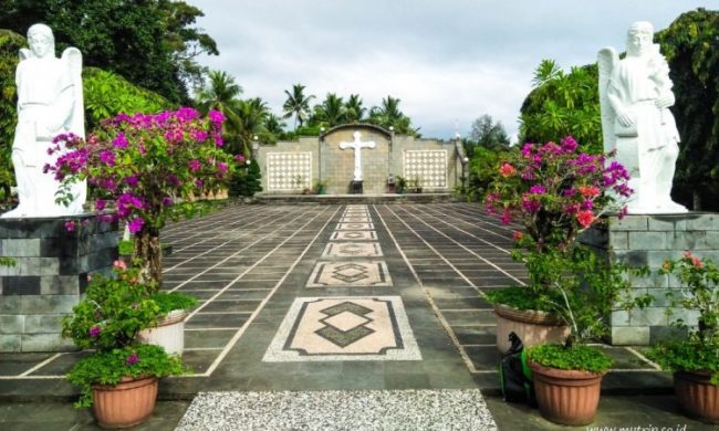 Taman Doa Bunda Maria, 1. Museum Pusaka Nias, 2. Taman Ya’ahowu, 3. Pantai Miga, 4. Taman Doa Bunda Maria, 5. Goa Togi Ndrawa, 6. Pantai Laowomaru, 7. Muara Indah, 8. Pantai Hoya, 9. Air Terjun Humogo, 10. Air Terjun Baho Ndra, 11. Pegunungan Soarowiga, 12. Pemukiman Rumah Adat Tradisional, 13. Air Terjun Boho, 14. Wisata Rohani, 15. Air Terjun Baho Gamira, 16. Situs Batu Megalitik, 17. Mesin Percetakan Uang Nias, 18. Tugu Durian, 19. Tugu Peringatan Gempa