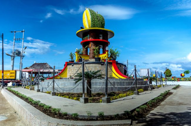 Tugu Durian via Kabarnias, 1. Museum Pusaka Nias, 2. Taman Ya’ahowu, 3. Pantai Miga, 4. Taman Doa Bunda Maria, 5. Goa Togi Ndrawa, 6. Pantai Laowomaru, 7. Muara Indah, 8. Pantai Hoya, 9. Air Terjun Humogo, 10. Air Terjun Baho Ndra, 11. Pegunungan Soarowiga, 12. Pemukiman Rumah Adat Tradisional, 13. Air Terjun Boho, 14. Wisata Rohani, 15. Air Terjun Baho Gamira, 16. Situs Batu Megalitik, 17. Mesin Percetakan Uang Nias, 18. Tugu Durian, 19. Tugu Peringatan Gempa