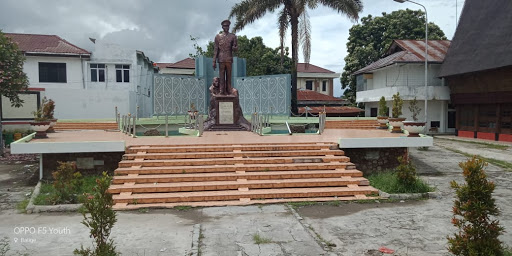 Tugu DI Panjaitan, 1. Bukit Tara Bunga, 2. Pantai Bul – Bul, 3. Air Terjun Simanimbo, 4. Air Terjun Situmurun, 5. Pantai Meat, 6. Jembatan Gantung Tornagodang, 7. Pantai Pakkodian, 8. Puncak Pakkodian, 9. Air Terjun Sialogo, 10. Sungai Saragi, 11. Bukit Paropo, 12. Air Terjun Natumika, 13. Gunung Pangulubao, 14. Bukit Pahoda, 15. Bukit Senyum, 16. Air Terjun Siboruon, 17. Gua Aek Buangan, 18. Pasar Balige, 19. Pasir Putih Parbaba, 20. Air Terjun Sigura – gura, 21. Museum TB Silalahi Center, 22. Monumen Raja Sonakmalela, 23. Pantai Agadon, 24. Taman Eden 100, 25. Bukit Dolok Tolong, 26. Tugu DI Panjaitan