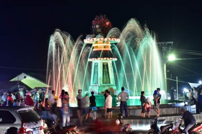 Tugu Peringatan Gempa via Kabarnias, 1. Museum Pusaka Nias, 2. Taman Ya’ahowu, 3. Pantai Miga, 4. Taman Doa Bunda Maria, 5. Goa Togi Ndrawa, 6. Pantai Laowomaru, 7. Muara Indah, 8. Pantai Hoya, 9. Air Terjun Humogo, 10. Air Terjun Baho Ndra, 11. Pegunungan Soarowiga, 12. Pemukiman Rumah Adat Tradisional, 13. Air Terjun Boho, 14. Wisata Rohani, 15. Air Terjun Baho Gamira, 16. Situs Batu Megalitik, 17. Mesin Percetakan Uang Nias, 18. Tugu Durian, 19. Tugu Peringatan Gempa