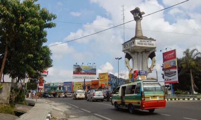 Tugu Wahana Tata Nugraha, 1. Waterpark Gundaling Paya Pasir, 2. Taman Kota Tebing Tinggi, 3. Bah Bolon Arung Jeram, 4. Taman Revolusi Mental, 5. Taman Edukasi, 6. Istana Negeri Padang, 7. Tugu Wahana Tata Nugraha, 8. Green Hill, 9. Museum Kota Tebing Tinggi, 10. Bendungan Sei Padang, 11. Ramadhan Fair Kecamatan Rambutan, 12. Kolam Pancing Padang Merbau, 13. Pemandian Lubuk Indah, 14. Masjid Raya Nur Addin, 15. Perpustakaan Kota Tebing Tinggi, 16. Lapangan Sri Mersing, 17. Tugu Peringatan 13 Desember 1945, 18. Bayu Lagoon