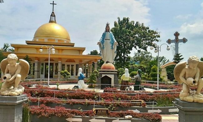 Wisata Rohani via Okezone, 1. Museum Pusaka Nias, 2. Taman Ya’ahowu, 3. Pantai Miga, 4. Taman Doa Bunda Maria, 5. Goa Togi Ndrawa, 6. Pantai Laowomaru, 7. Muara Indah, 8. Pantai Hoya, 9. Air Terjun Humogo, 10. Air Terjun Baho Ndra, 11. Pegunungan Soarowiga, 12. Pemukiman Rumah Adat Tradisional, 13. Air Terjun Boho, 14. Wisata Rohani, 15. Air Terjun Baho Gamira, 16. Situs Batu Megalitik, 17. Mesin Percetakan Uang Nias, 18. Tugu Durian, 19. Tugu Peringatan Gempa
