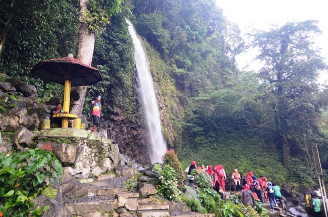 Air Terjun Lembah Anai via Okezone - tempat wisata di Padang Panjang, 1. Goa Batu Batirai, 2. Wisata Lubuk Kucing, 3. Air Terjun Tujuh Tingkat, 4. Minang Fantasi, 5. Desa Wisata Kubu Gadang, 6. Museum Kebudayaan Minangkabau, 7. Masjid Asasi Sigando, 8. Kampung Budaya Religi, 9. Stasiun Kereta Api Padang Panjang, 10. Air Terjun Lembah Anai, 11. Gunung Tandikat, 12. Pusat Dokumentasi dan Informasi Kebudayaan Minangkabau, 13. Islamic Center, 14. Rumah Makan Pak Datuk, 15. Sate Mak Syukur, 16. Minang Kayo