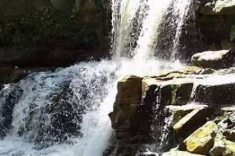Air Terjun Tembulun via Antaranews - Tempat Wisata Di Indragiri Hulu, 1. Air Terjun Tualang, 2. Air Terjun Denalo, 3. Makam Raja Indragiri, 4. Replika Istana Indragiri, 5. Air Terjun Sultan Limbayang, 6. Air Terjun Tembulun, 7. Danau Raja, 8. Kawah Biru, 9. Danau Medayun, 10. Taman Nasional Bukit Tiga Puluh, 11. Puncak Bukit Selancang, 12. Air Terjun Tembulon Berasap, 13. Tugu 5 Januari, 14. Wisata Alam Pertamina Lirik