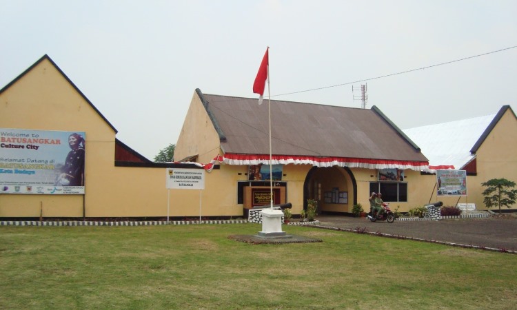 Benteng Van Der Capellen via Pagaruyungtour.blogspotcom, 1. Cagar Budaya Batikam, 2. Wisata Istana Pagaruyung / Istana Basa, 3. Bukit Aua Sarumpun, 4. Benteng Van Der Capellen, 5. Air Terjun Lembah Anai, 6. Masjid Raya Rao – Rao, 7. Danau Singkarak, 8. Desa Pariangan, 9. Tabek Patah, 10. Rumah Gadang Kampai Nan Panjang, 11. Balairuang Sari, 12. Puncak Pato, 13. Prasasti Adityawarman, 14. Batu Angkek – Angkek, 15. Kincir Air Talawi, 16. Istano Rajo, 17. Pacu Jawi, 18. Batu Basurek, 19. Ngalau Pangian, 20. Tanjung Mutiara, 21. Sate Didong Khas Batusangkar