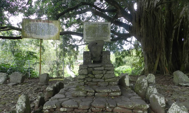 Cagar Budaya Batikam via Kemdikbud, 1. Cagar Budaya Batikam, 2. Wisata Istana Pagaruyung / Istana Basa, 3. Bukit Aua Sarumpun, 4. Benteng Van Der Capellen, 5. Air Terjun Lembah Anai, 6. Masjid Raya Rao – Rao, 7. Danau Singkarak, 8. Desa Pariangan, 9. Tabek Patah, 10. Rumah Gadang Kampai Nan Panjang, 11. Balairuang Sari, 12. Puncak Pato, 13. Prasasti Adityawarman, 14. Batu Angkek – Angkek, 15. Kincir Air Talawi, 16. Istano Rajo, 17. Pacu Jawi, 18. Batu Basurek, 19. Ngalau Pangian, 20. Tanjung Mutiara, 21. Sate Didong Khas Batusangkar