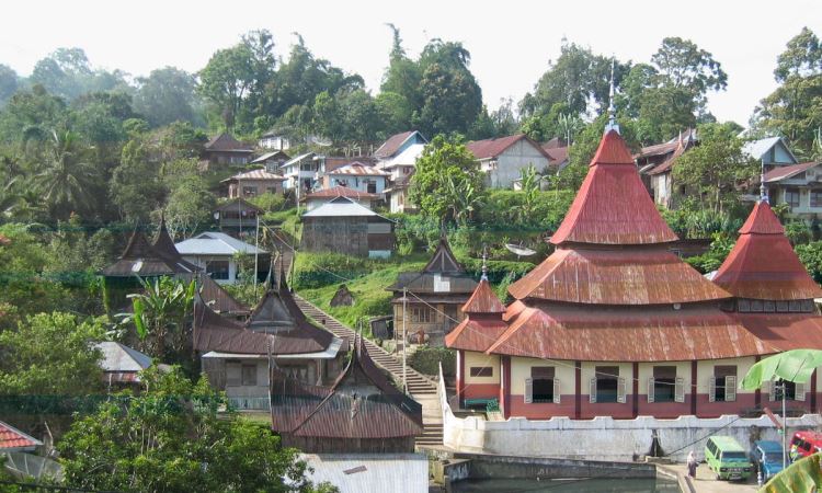 Desa Pariangan via Wikipedia, 1. Cagar Budaya Batikam, 2. Wisata Istana Pagaruyung / Istana Basa, 3. Bukit Aua Sarumpun, 4. Benteng Van Der Capellen, 5. Air Terjun Lembah Anai, 6. Masjid Raya Rao – Rao, 7. Danau Singkarak, 8. Desa Pariangan, 9. Tabek Patah, 10. Rumah Gadang Kampai Nan Panjang, 11. Balairuang Sari, 12. Puncak Pato, 13. Prasasti Adityawarman, 14. Batu Angkek – Angkek, 15. Kincir Air Talawi, 16. Istano Rajo, 17. Pacu Jawi, 18. Batu Basurek, 19. Ngalau Pangian, 20. Tanjung Mutiara, 21. Sate Didong Khas Batusangkar
