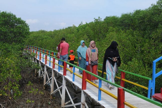 Ekowisata Mangrove Sicanang, 1. Pantai Olo, 2. Ekowisata Mangrove Sicanang , 3. Pantai Romantis, 4. Pantai Bali Lestari, 5. Pantai Sialang Buah, 6. Pantai Mutiara 88, 7. Romance Bay, 8. Pantai Gudang Garam, 9. Pantai Cermin, 10. Pantai Salah Namo, 11. Pantai Pink, 12. Pantai Sibolazi, 13. Pantai Pondok Permai, 14. Pantai Klang Serdang Begadai, 15. Taman Pantai Barat, 16. Pantai Tureloto