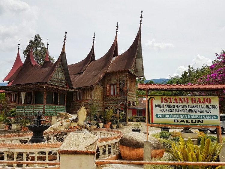 Istano Rajo - tempat wisata di Tanah Datar, 1. Cagar Budaya Batikam, 2. Wisata Istana Pagaruyung / Istana Basa, 3. Bukit Aua Sarumpun, 4. Benteng Van Der Capellen, 5. Air Terjun Lembah Anai, 6. Masjid Raya Rao – Rao, 7. Danau Singkarak, 8. Desa Pariangan, 9. Tabek Patah, 10. Rumah Gadang Kampai Nan Panjang, 11. Balairuang Sari, 12. Puncak Pato, 13. Prasasti Adityawarman, 14. Batu Angkek – Angkek, 15. Kincir Air Talawi, 16. Istano Rajo, 17. Pacu Jawi, 18. Batu Basurek, 19. Ngalau Pangian, 20. Tanjung Mutiara, 21. Sate Didong Khas Batusangkar