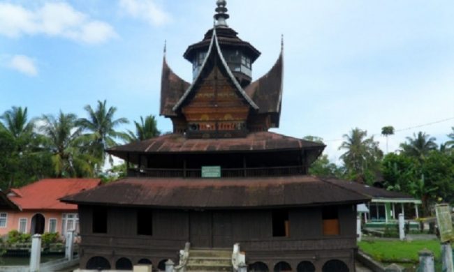 Kampung Budaya Religi via DUakotopos - tempat wisata di Padang Panjang, 1. Goa Batu Batirai, 2. Wisata Lubuk Kucing, 3. Air Terjun Tujuh Tingkat, 4. Minang Fantasi, 5. Desa Wisata Kubu Gadang, 6. Museum Kebudayaan Minangkabau, 7. Masjid Asasi Sigando, 8. Kampung Budaya Religi, 9. Stasiun Kereta Api Padang Panjang, 10. Air Terjun Lembah Anai, 11. Gunung Tandikat, 12. Pusat Dokumentasi dan Informasi Kebudayaan Minangkabau, 13. Islamic Center, 14. Rumah Makan Pak Datuk, 15. Sate Mak Syukur, 16. Minang Kayo