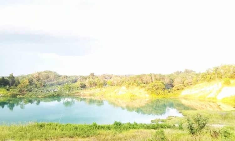 Kawah Biru via IG @lendainhu, 1. Air Terjun Tualang, 2. Air Terjun Denalo, 3. Makam Raja Indragiri, 4. Replika Istana Indragiri, 5. Air Terjun Sultan Limbayang, 6. Air Terjun Tembulun, 7. Danau Raja, 8. Kawah Biru, 9. Danau Medayun, 10. Taman Nasional Bukit Tiga Puluh, 11. Puncak Bukit Selancang, 12. Air Terjun Tembulon Berasap, 13. Tugu 5 Januari, 14. Wisata Alam Pertamina Lirik