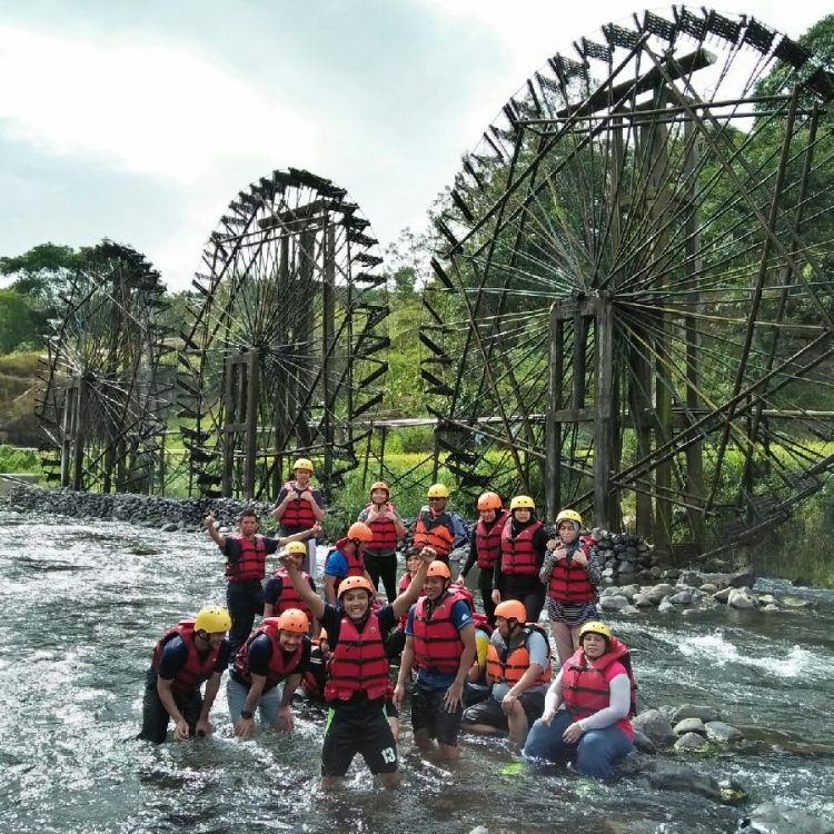 Kincir Air Talawi - tempat wisata di Tanah Datar, 1. Cagar Budaya Batikam, 2. Wisata Istana Pagaruyung / Istana Basa, 3. Bukit Aua Sarumpun, 4. Benteng Van Der Capellen, 5. Air Terjun Lembah Anai, 6. Masjid Raya Rao – Rao, 7. Danau Singkarak, 8. Desa Pariangan, 9. Tabek Patah, 10. Rumah Gadang Kampai Nan Panjang, 11. Balairuang Sari, 12. Puncak Pato, 13. Prasasti Adityawarman, 14. Batu Angkek – Angkek, 15. Kincir Air Talawi, 16. Istano Rajo, 17. Pacu Jawi, 18. Batu Basurek, 19. Ngalau Pangian, 20. Tanjung Mutiara, 21. Sate Didong Khas Batusangkar