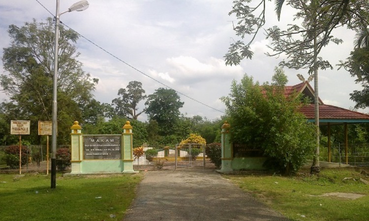 Makam Raja Indragiri via Armansyahmyid - Tempat Wisata Di Indragiri Hulu, 1. Air Terjun Tualang, 2. Air Terjun Denalo, 3. Makam Raja Indragiri, 4. Replika Istana Indragiri, 5. Air Terjun Sultan Limbayang, 6. Air Terjun Tembulun, 7. Danau Raja, 8. Kawah Biru, 9. Danau Medayun, 10. Taman Nasional Bukit Tiga Puluh, 11. Puncak Bukit Selancang, 12. Air Terjun Tembulon Berasap, 13. Tugu 5 Januari, 14. Wisata Alam Pertamina Lirik