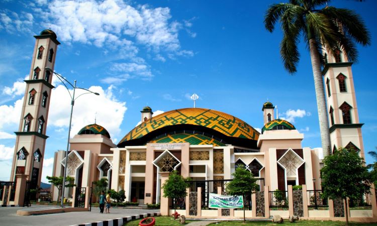 Masjid Agung Al-Muhsinin via Wikipedia, 1. Taman Syekh Kukut, 2. Kebun Teh Alahan Panjang, 3. Danau Diateh Danau Dibawah, 4. Nagari Seribu Rumah Gadang, 5. Danau Singkarak, 6. Puncak Gagoan, 7. Danau Talang, 8. Wisata Laing Park, 9. Air Terjun Kapalo Banda Koto Hilalang, 10. Puncak Happy, 11. Masjid Agung Al-Muhsinin, 12. Taman Wisata Pulau Belibis, 13. Puncak Ahmad Sadin, 14. Pemandian Aie Angek Bukik Kili, 15. Bukit Cinangkiak, 16. Taman Kota Arosuka, 17. Masjid Tuo Kayu Jao, 18. Bukit Cambai, 19. Pemandian Air Panas Bukik Gadang, 20. Air Terjun Sarasah Batimpo, 21. Puncak Guguak Sarai, 22. Angin Berembus Aripan, 23. Puncak Gobah