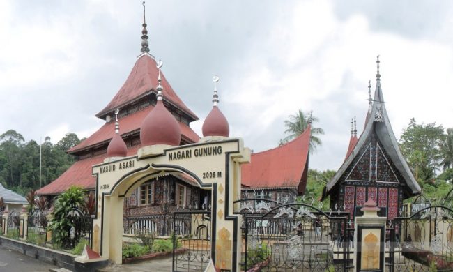 Masjid Asasi Sigando via Wikipedia - tempat wisata di Padang Panjang, 1. Goa Batu Batirai, 2. Wisata Lubuk Kucing, 3. Air Terjun Tujuh Tingkat, 4. Minang Fantasi, 5. Desa Wisata Kubu Gadang, 6. Museum Kebudayaan Minangkabau, 7. Masjid Asasi Sigando, 8. Kampung Budaya Religi, 9. Stasiun Kereta Api Padang Panjang, 10. Air Terjun Lembah Anai, 11. Gunung Tandikat, 12. Pusat Dokumentasi dan Informasi Kebudayaan Minangkabau, 13. Islamic Center, 14. Rumah Makan Pak Datuk, 15. Sate Mak Syukur, 16. Minang Kayo