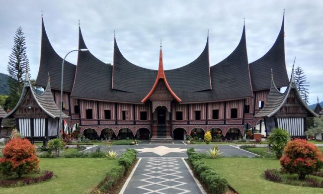 Museum Kebudayaan Minangkabau via Wikipedia, 1. Goa Batu Batirai, 2. Wisata Lubuk Kucing, 3. Air Terjun Tujuh Tingkat, 4. Minang Fantasi, 5. Desa Wisata Kubu Gadang, 6. Museum Kebudayaan Minangkabau, 7. Masjid Asasi Sigando, 8. Kampung Budaya Religi, 9. Stasiun Kereta Api Padang Panjang, 10. Air Terjun Lembah Anai, 11. Gunung Tandikat, 12. Pusat Dokumentasi dan Informasi Kebudayaan Minangkabau, 13. Islamic Center, 14. Rumah Makan Pak Datuk, 15. Sate Mak Syukur, 16. Minang Kayo