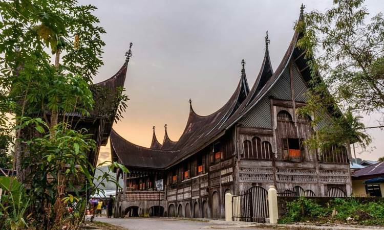Nagari Seribu Rumah Gadang via Radiotemansejati, 1. Taman Syekh Kukut, 2. Kebun Teh Alahan Panjang, 3. Danau Diateh Danau Dibawah, 4. Nagari Seribu Rumah Gadang, 5. Danau Singkarak, 6. Puncak Gagoan, 7. Danau Talang, 8. Wisata Laing Park, 9. Air Terjun Kapalo Banda Koto Hilalang, 10. Puncak Happy, 11. Masjid Agung Al-Muhsinin, 12. Taman Wisata Pulau Belibis, 13. Puncak Ahmad Sadin, 14. Pemandian Aie Angek Bukik Kili, 15. Bukit Cinangkiak, 16. Taman Kota Arosuka, 17. Masjid Tuo Kayu Jao, 18. Bukit Cambai, 19. Pemandian Air Panas Bukik Gadang, 20. Air Terjun Sarasah Batimpo, 21. Puncak Guguak Sarai, 22. Angin Berembus Aripan, 23. Puncak Gobah