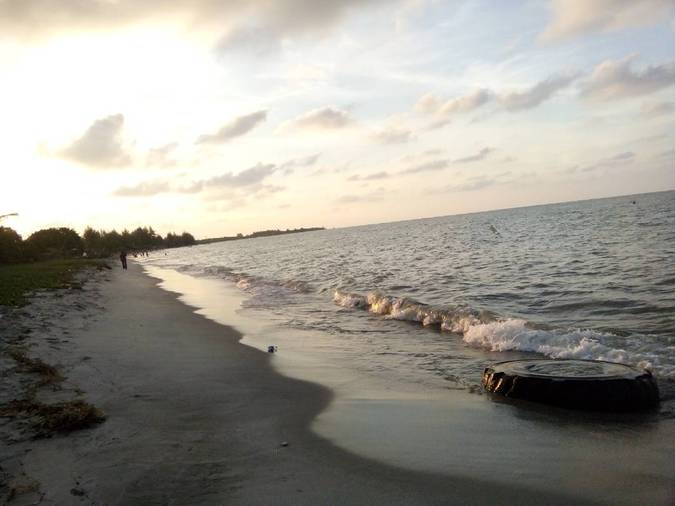 Pantai Gudang Garam, 1. Pantai Romantis, 2. Pantai Pondok Permai, 3. Pantai Mutiara Indah, 4. Pantai Klang, 5. Pantai Cermin, 6. Wisata Pinggir Laut, Kampoeng Nipah, 7. Pantai Gudang Garam, 8. Pantai Sri Mersing, 9. Pantai Sentang, 10. Pantai Kuala Putri, 11. Pantai Cemara Kembar, 12. Pantai Bali Lestari, 13. Pantai Mangrove