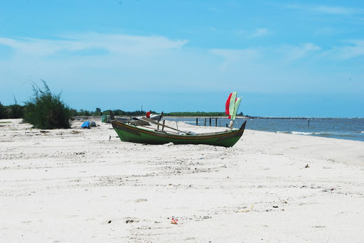 Pantai Mutiara 88 Indah, 1. Pantai Olo, 2. Ekowisata Mangrove Sicanang , 3. Pantai Romantis, 4. Pantai Bali Lestari, 5. Pantai Sialang Buah, 6. Pantai Mutiara 88, 7. Romance Bay, 8. Pantai Gudang Garam, 9. Pantai Cermin, 10. Pantai Salah Namo, 11. Pantai Pink, 12. Pantai Sibolazi, 13. Pantai Pondok Permai, 14. Pantai Klang Serdang Begadai, 15. Taman Pantai Barat, 16. Pantai Tureloto